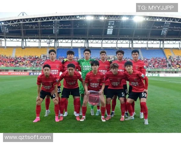 成都足球队的蜕变之旅：从草根到职业的奋斗与荣耀